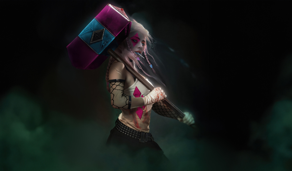 Харли Квин с большим молотом в руках