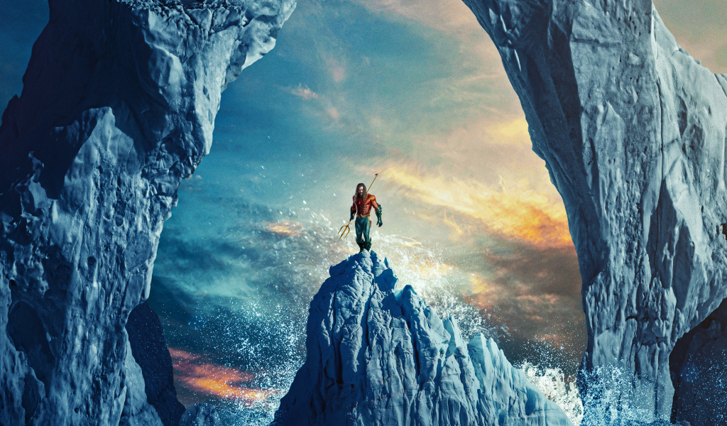 Супергерой Аквамен стоит на айсберге