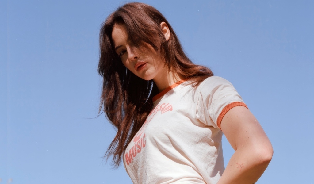 Американская певица Грэйси Абрамс на голубом фоне