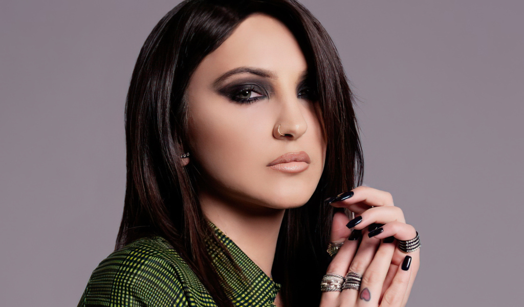 Американская певица Джулия Майклз крупным планом