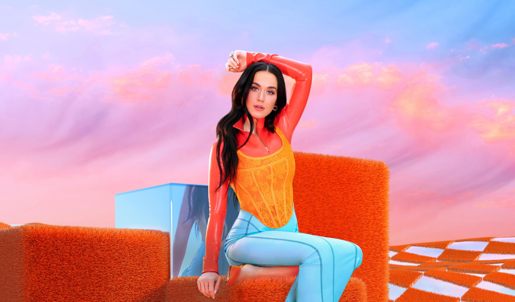 Американская певица Кэти Перри сидит на кубе