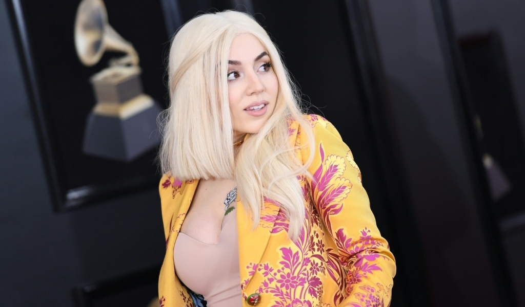 Красивая блондинка, американская певица Эйва Макс