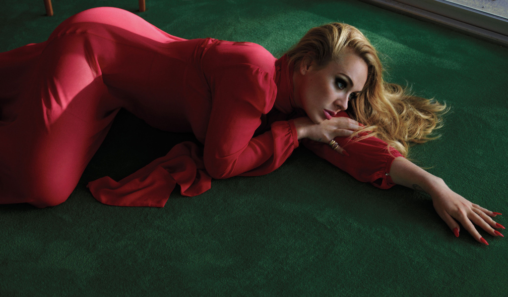 Красивая блондинка певица Адель в красном платье