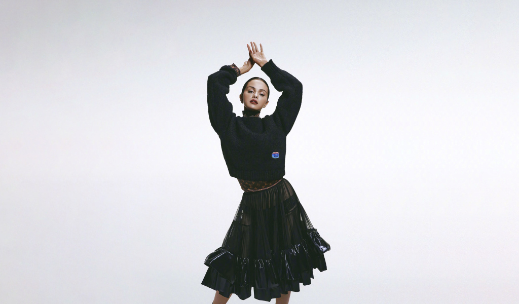 Красивая певица и модель Селена Гомес на сером фоне