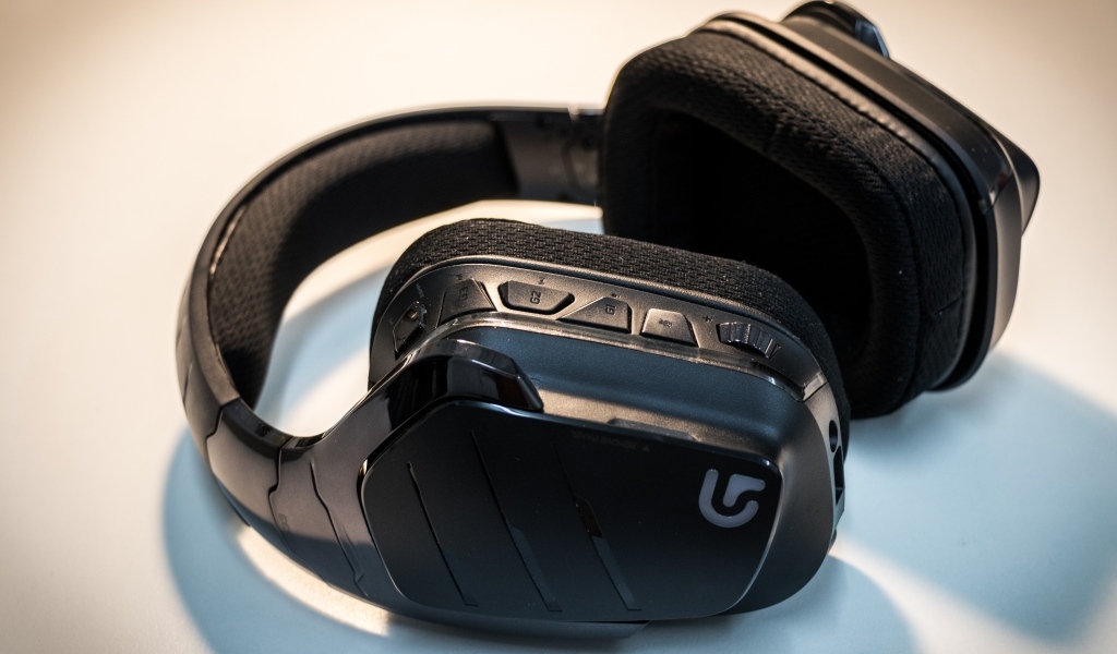 Большие черные наушники на сером фоне