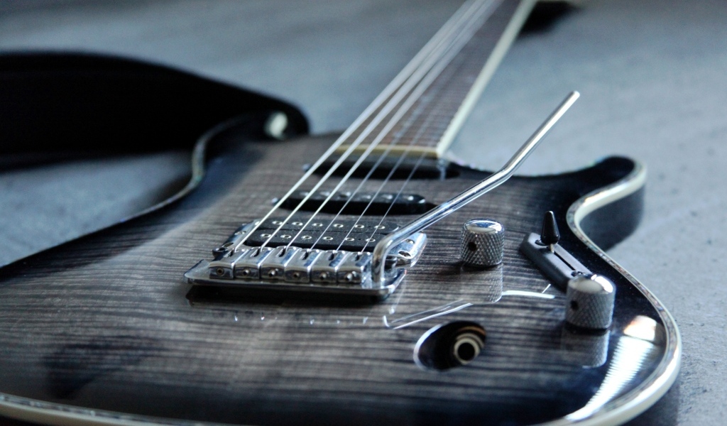 Черная шестиструнная гитара