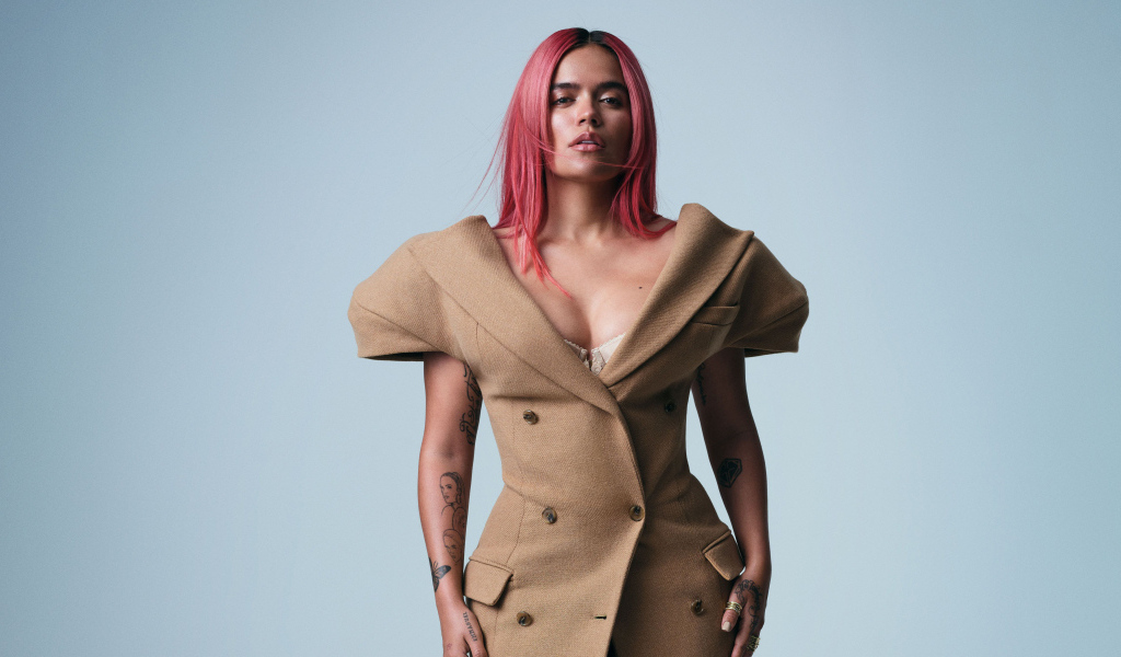 Яркая певица Karol G на сером фоне