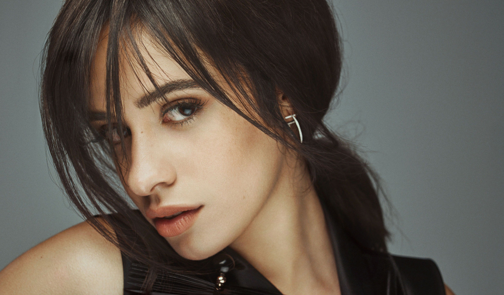 Кареглазая брюнетка певица Камила Кабельо