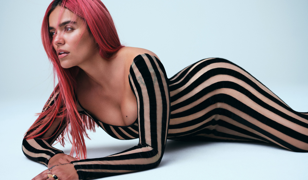 Колумбийская певица Karol G в полосатом платье