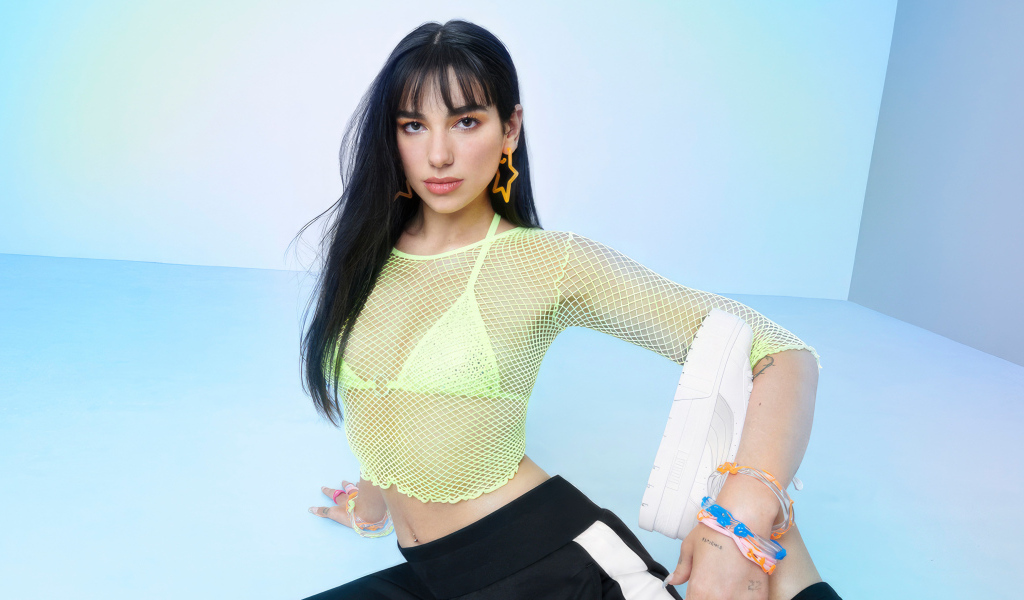 Гибкая певица Дуа Липа в голубой комнате