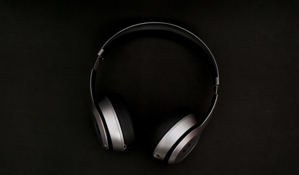 Наушники на черном фоне крупным планом