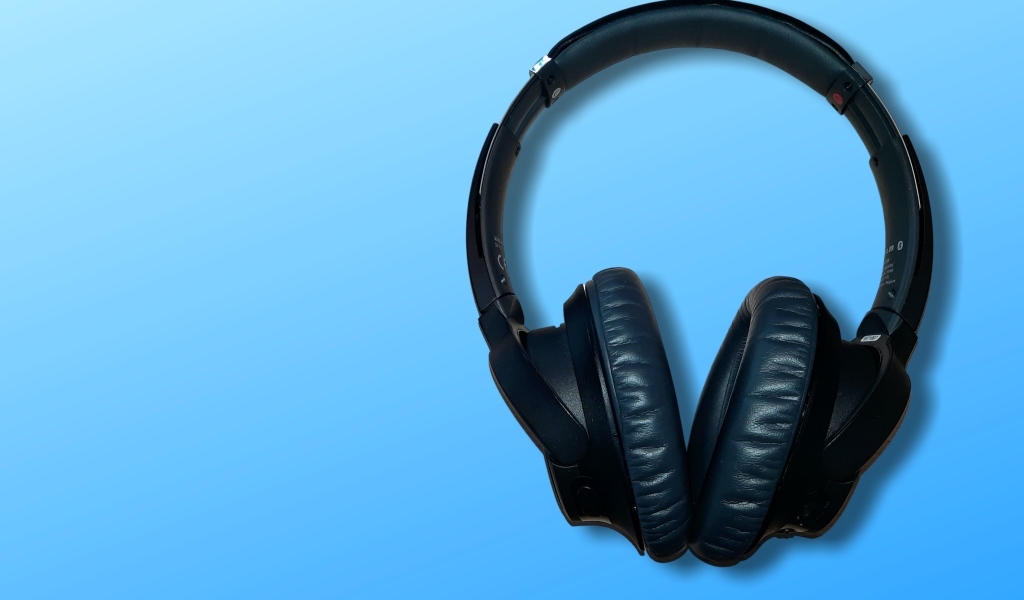 Большие черные наушники на голубом фоне