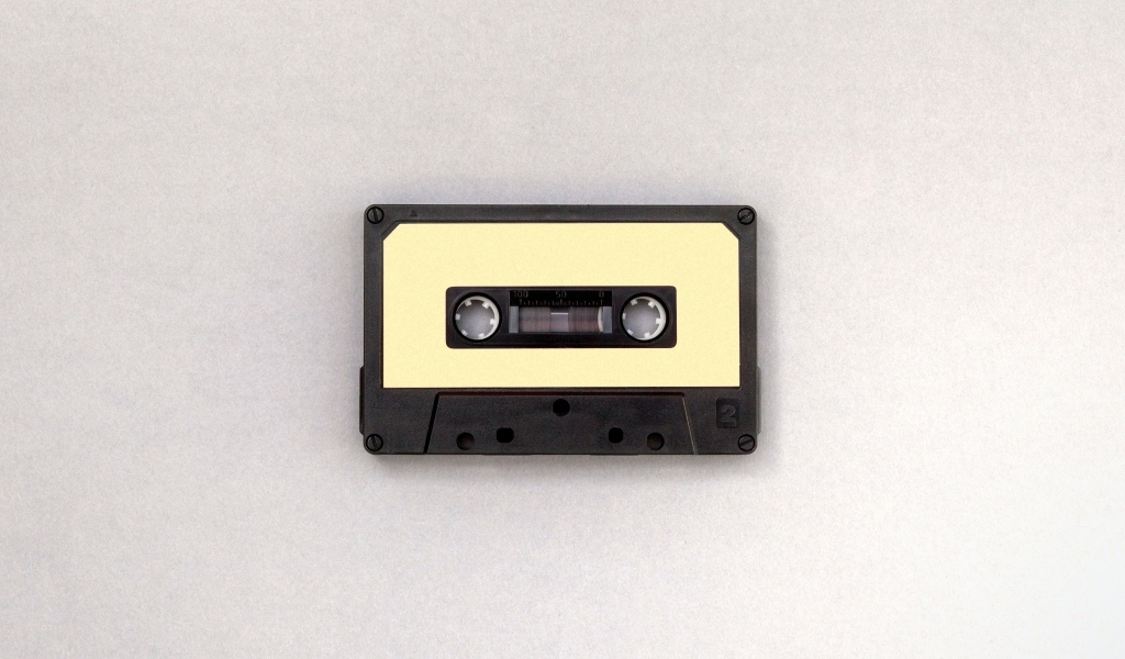 Старая кассета на сером фоне