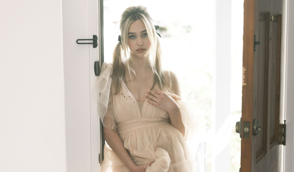 Исполнительница Havanna Winter в платье