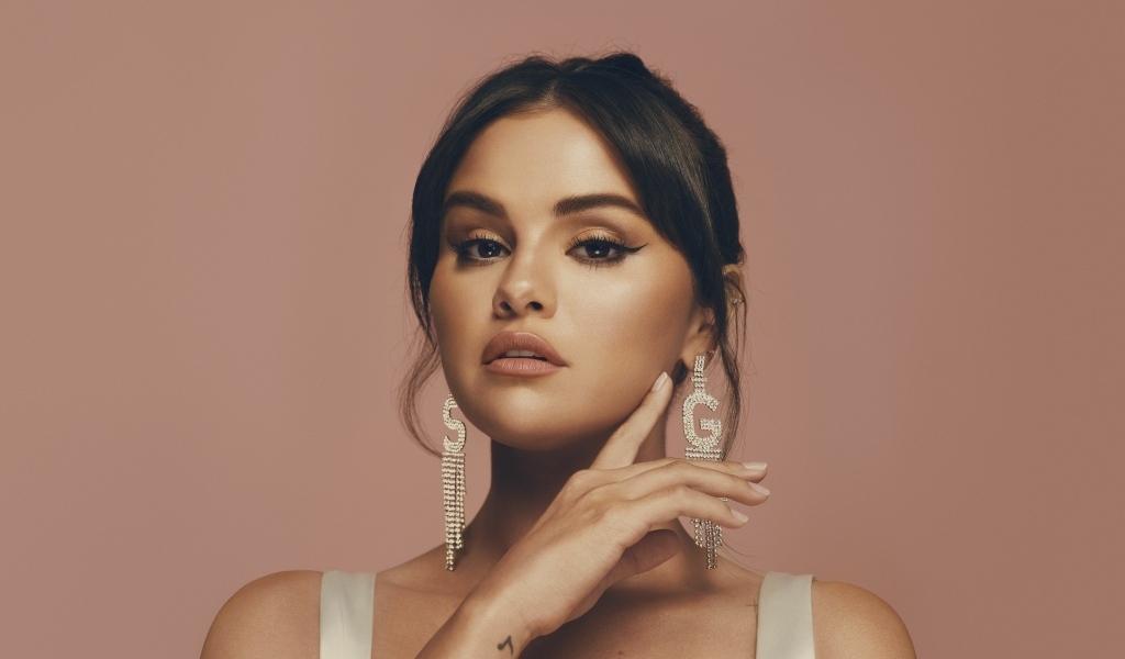 Популярная девушка Селена Гомес с красивыми серьгами