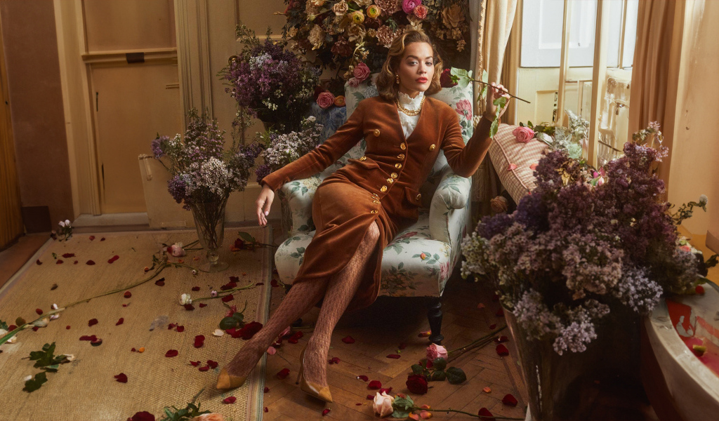 Популярная певица Рита Ора сидит в кресле