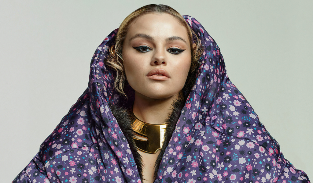 Популярная певица Селена Гомес в одеяле