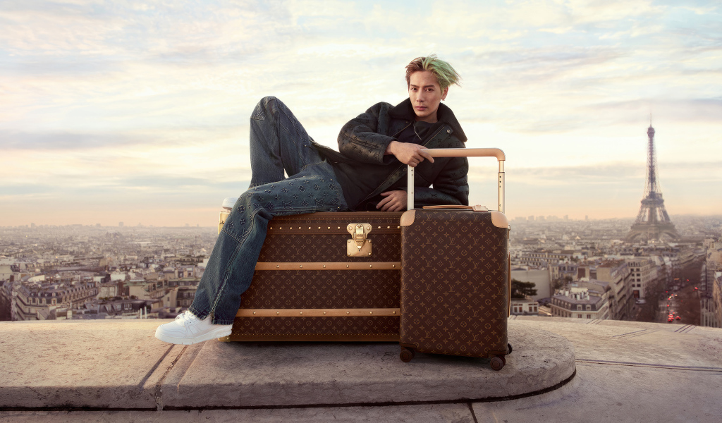 Рэпер Джексон Ван  лежит на чемодане