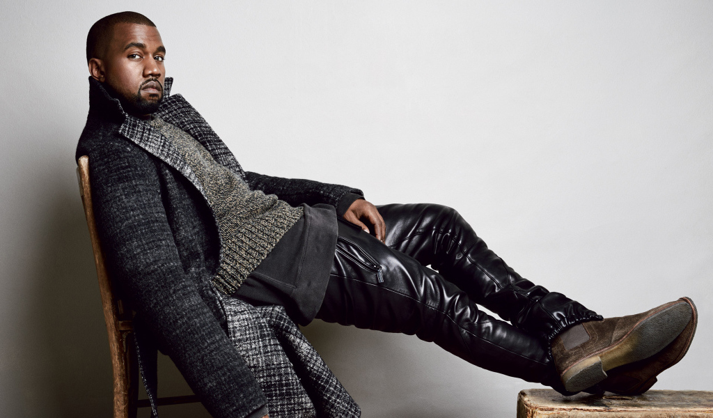 Рэпер Канье Уэст сидит на стуле