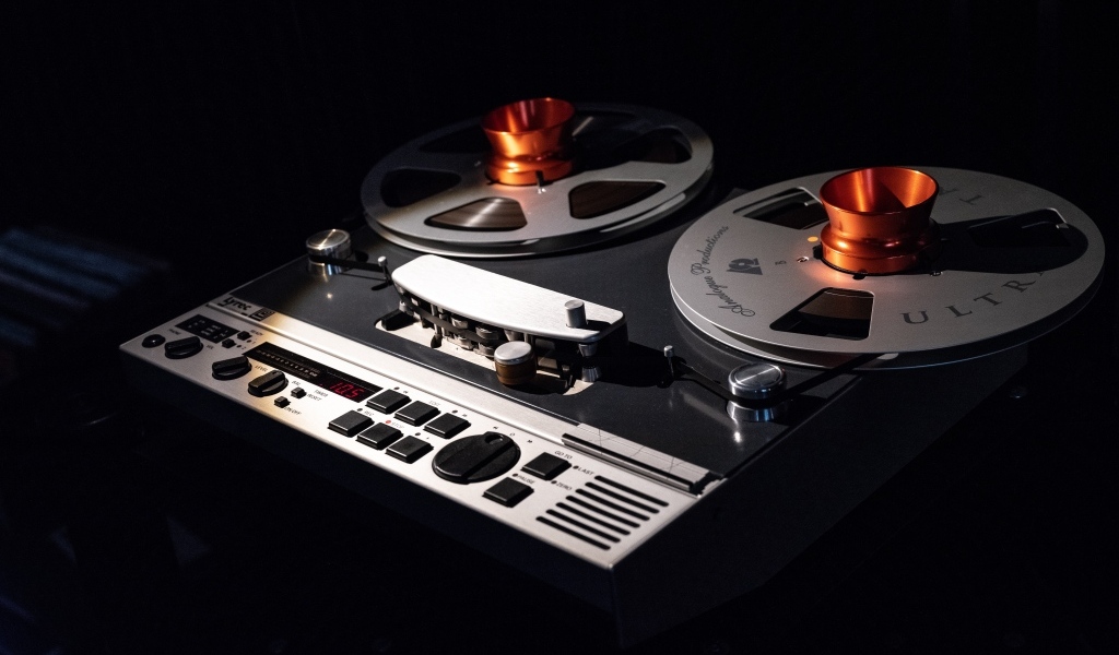 Бобинный магнитофон на черном фоне