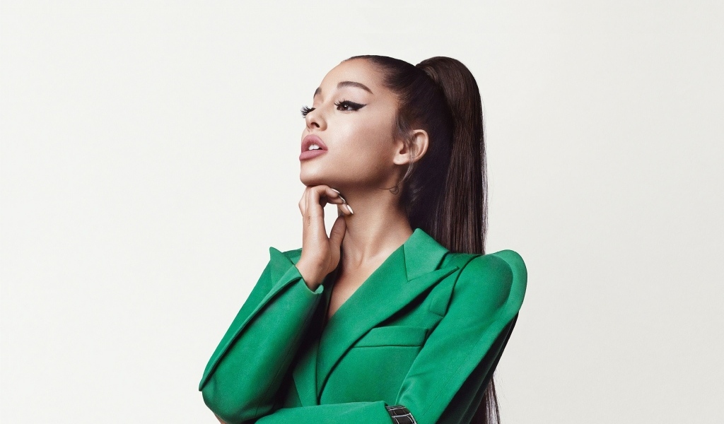 Певица Ариана Гранде в зеленом костюме