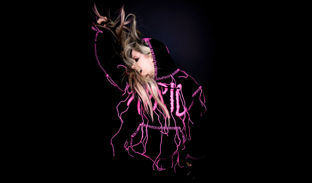 Певица Аврил Лавин  на черном фоне