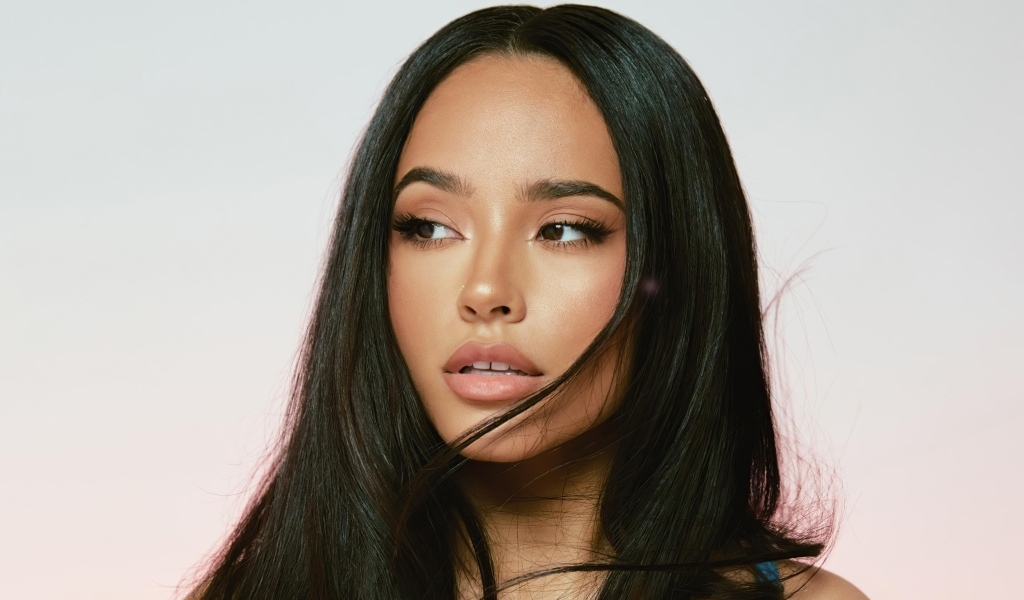 Лицо певицы Бекки Джи крупным планом