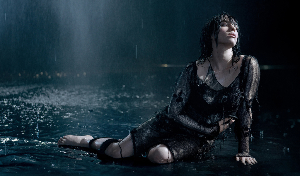 Певица Билли Айлиш в черном платье под дождем