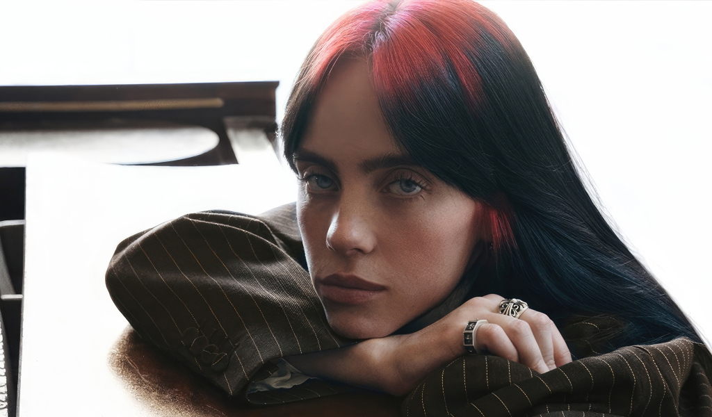 Певица Билли Айлиш в полосатом костюме