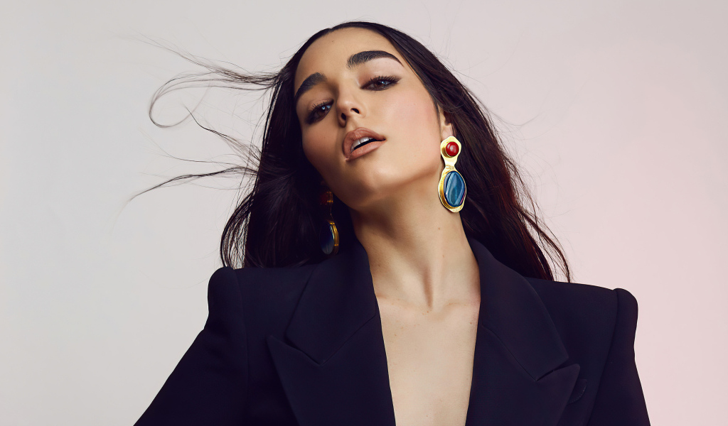 Певица Индиана Массара в черном пиджаке