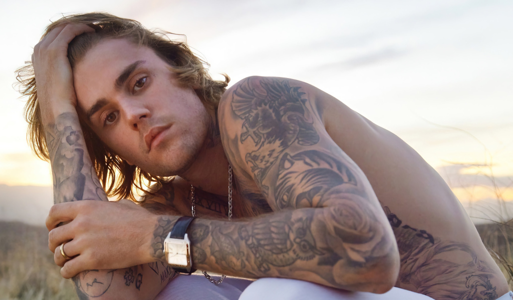 Певец Джастин Бибер с татуировками на теле