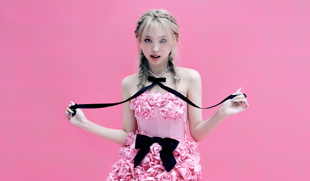 Певица Наён в красивом платье на розовом фоне