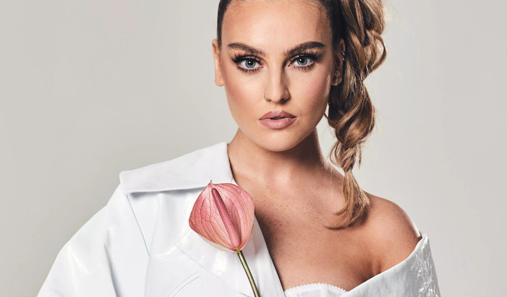 Певица Перри Эдвардс с цветком в руках