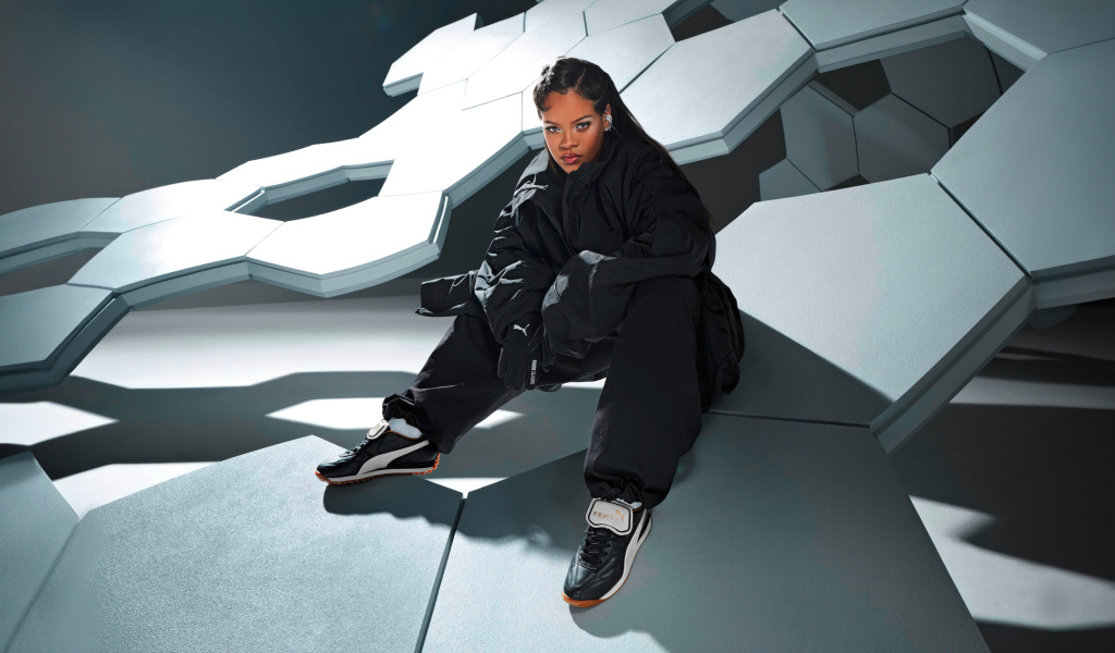 Певица Рианна в черном спортивном костюме