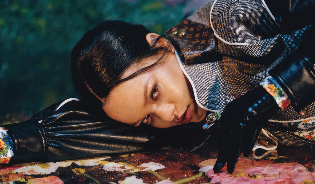 Певица Рианна лежит на полу