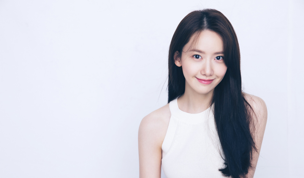 Улыбающаяся девушка Yoona на белом фоне