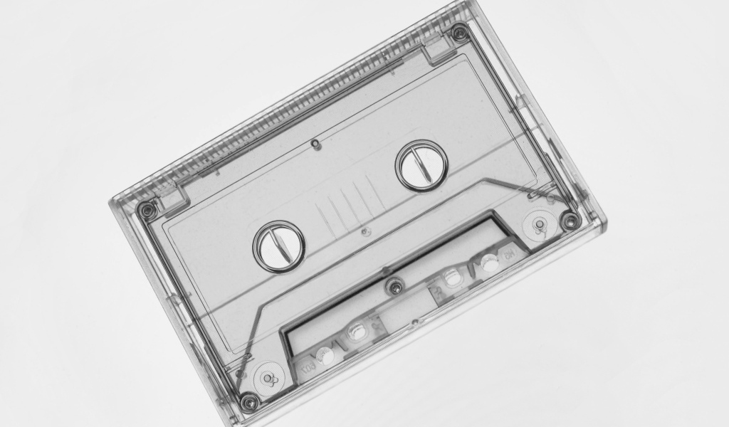 Прозрачная кассета на сером фоне