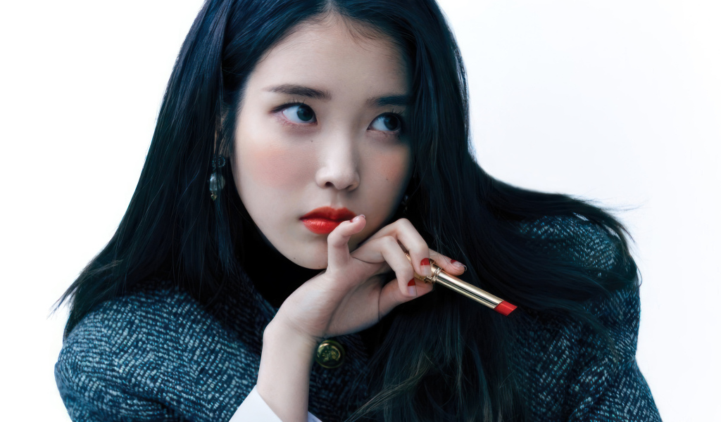 Молодая южнокорейская певица IU