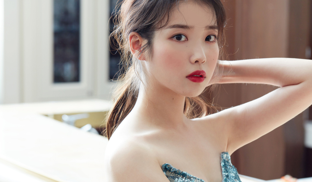 Молодая девушка южнокорейская певица IU