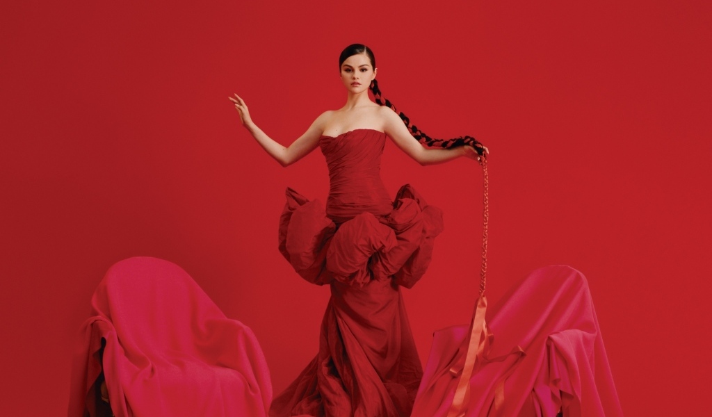 Молодая девушка певица и актриса Селена Гомес в красном платье