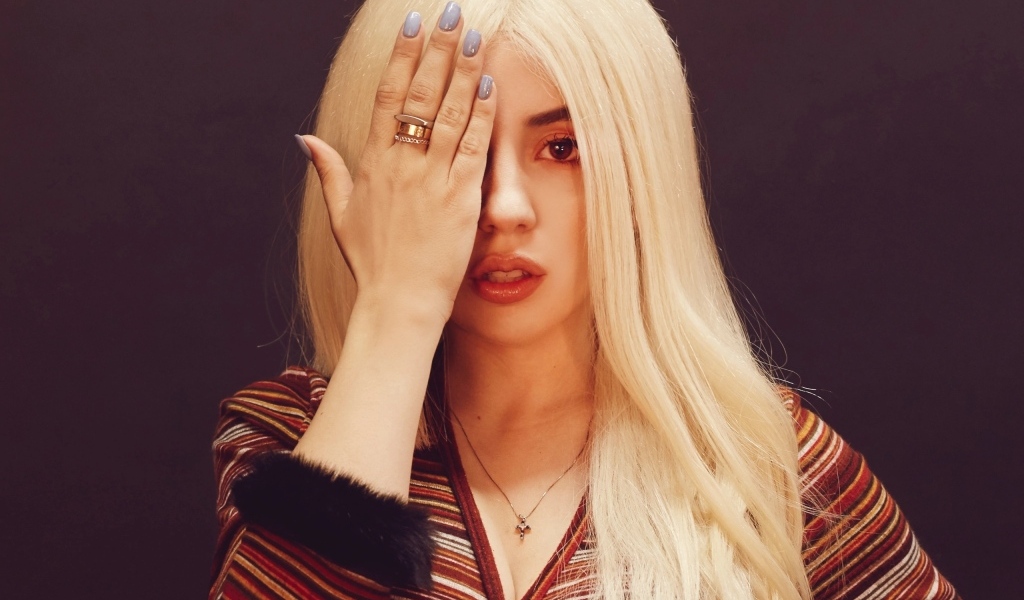 Молодая певица Эйва Макс закрыла глаз