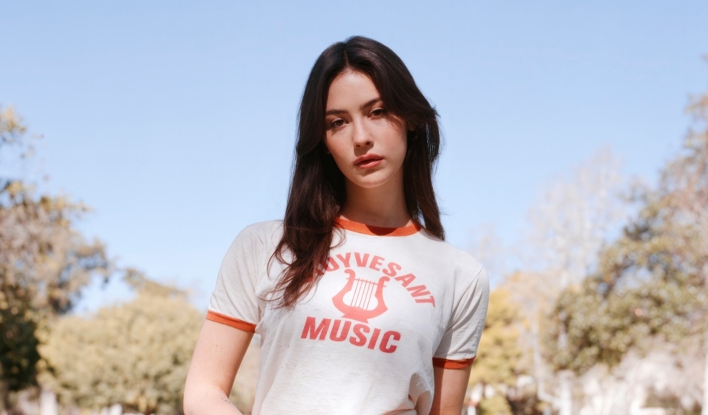 Молодая певица Грэйси Абрамс в футболке