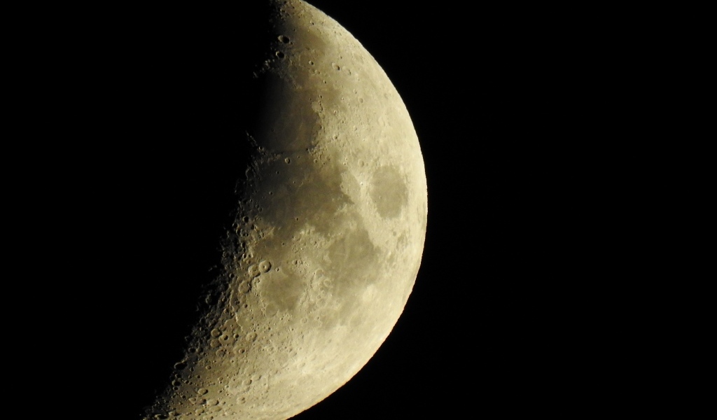 Затмение большой луны на черном фоне