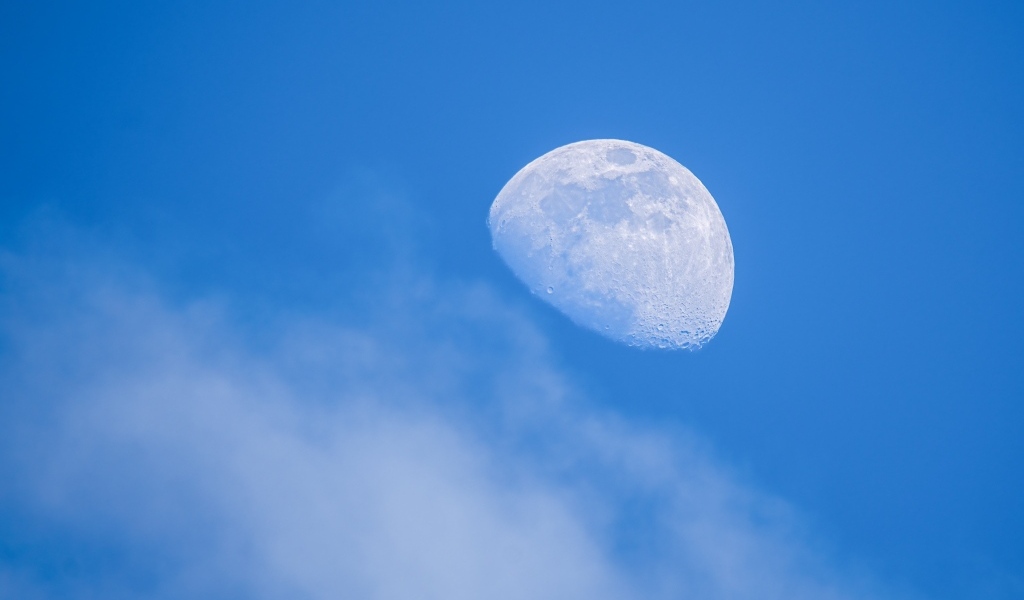 Большая белая луна в голубом небе
