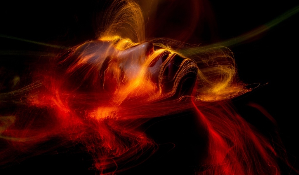 Размытые искры красного огня на черном фоне