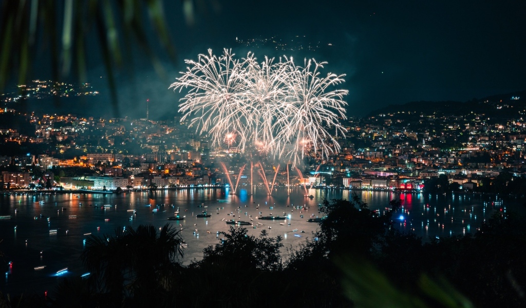 Яркий праздничный салют над озером