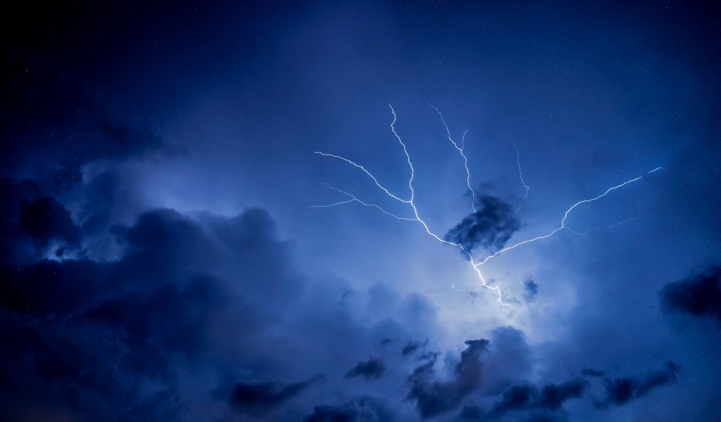 Яркая молния в грозовом небе
