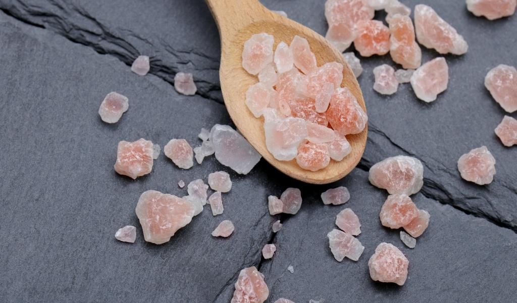 Крупная каменная соль на деревянной ложке