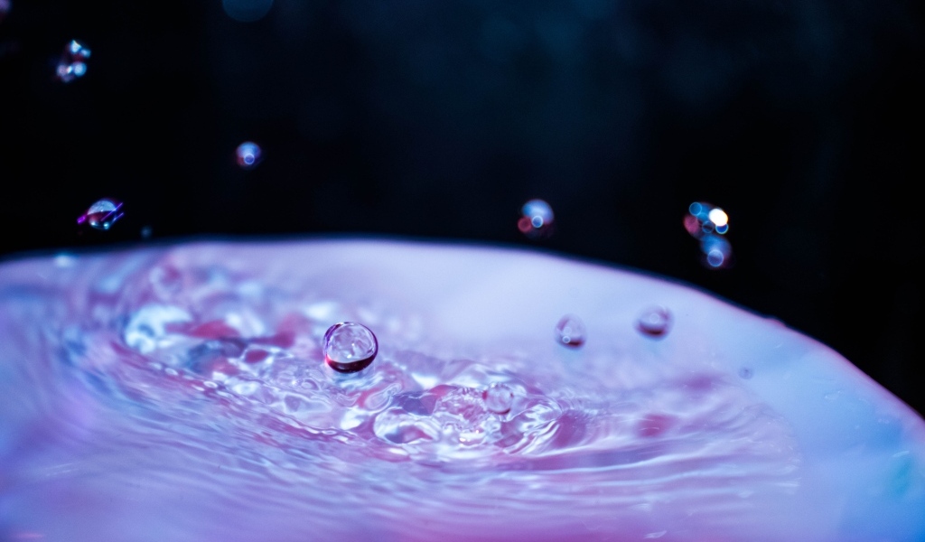 Капли воды повисли в воздухе