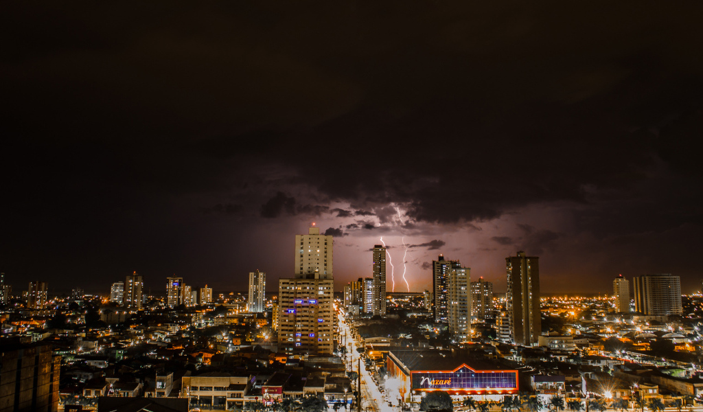 Молнии в небе над ночным городом